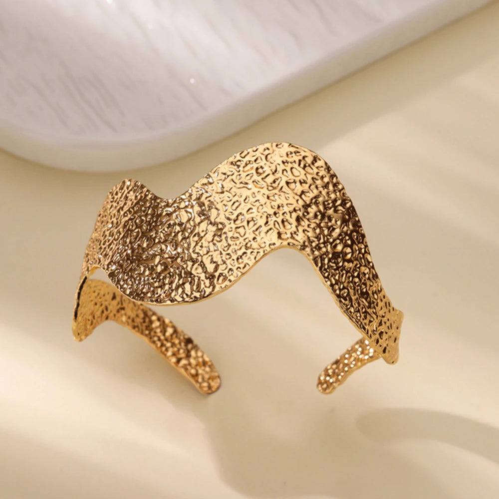 Bracelets Manchettes Dorées Sculpturales