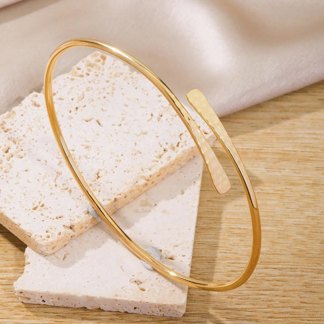 Manchette Dorée Minimaliste